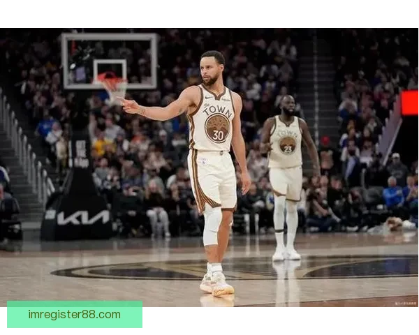 勇士官方：库里完成5对5对抗训练 本周末将接受重新评估