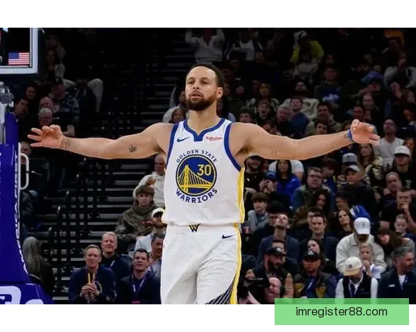 勇士官方：库里完成5对5对抗训练 本周末将接受重新评估